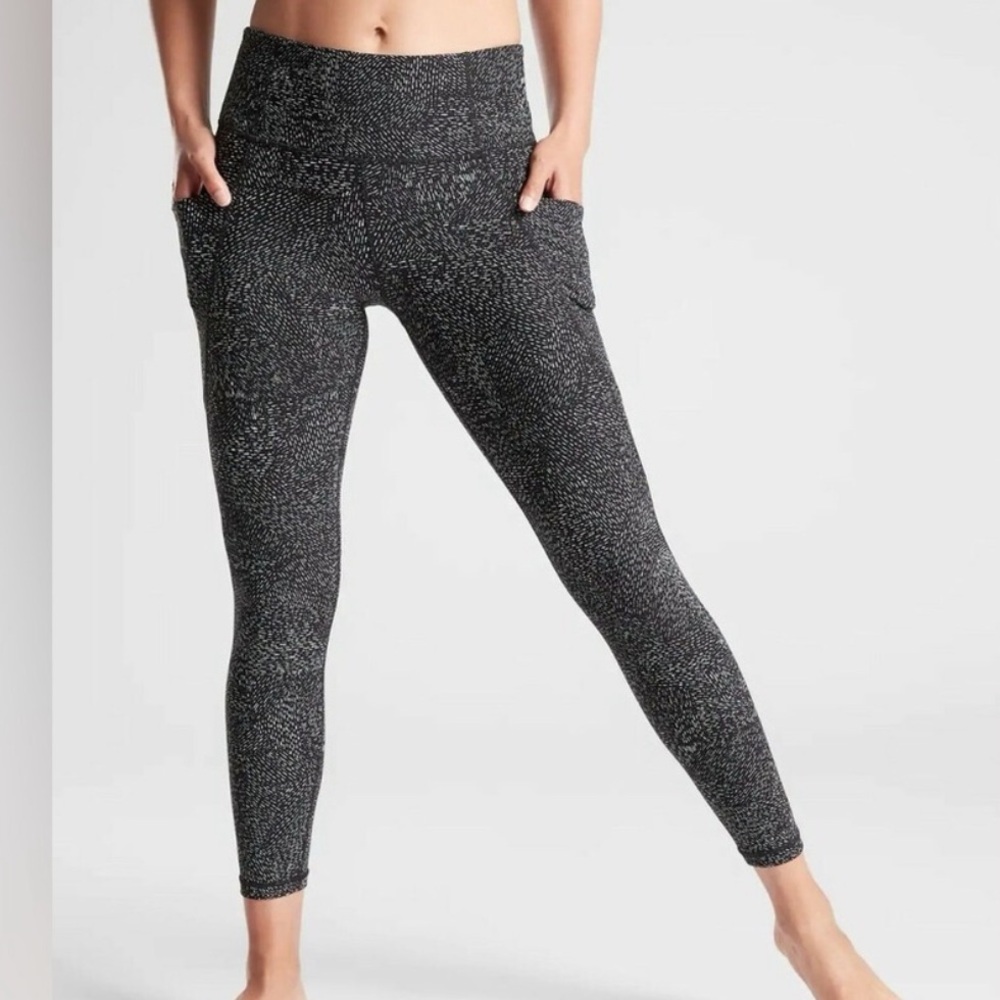Athleta Women's Ultimate Stash Black White Patterned 7/8 Tight Leggings Size S